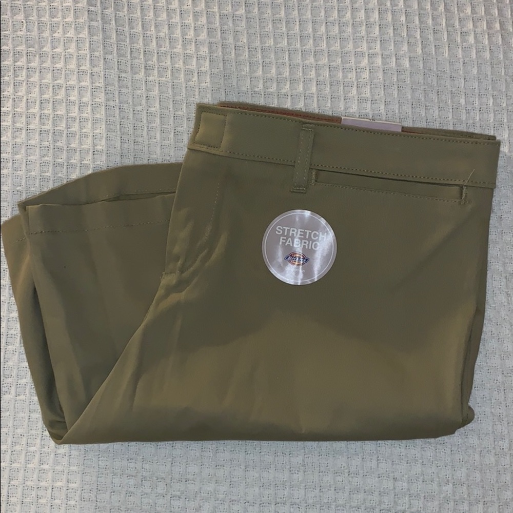 NWT Dickies Women's Relaxed Fit Shorts. Size 16